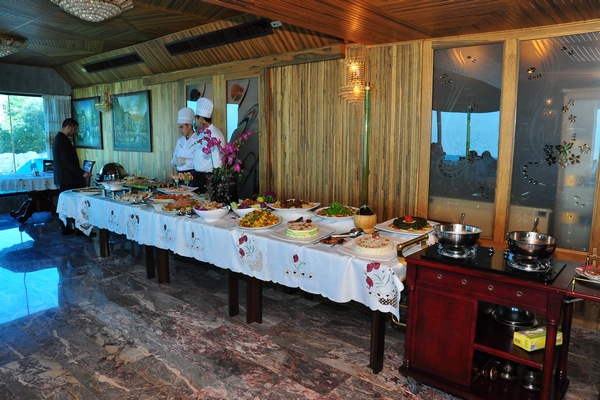 Sunday Buffet at Bay Lodge